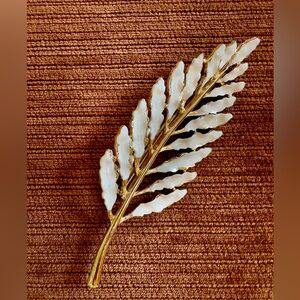 Beautiful leaf/feather pin/brooch